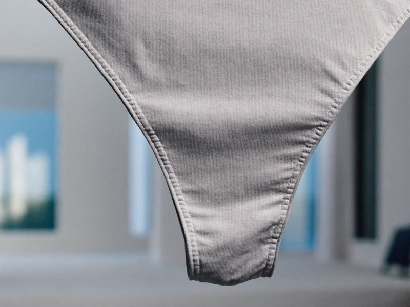 Dettaglio ravvicinato del tessuto elastico di un costume con cucitura rifinita